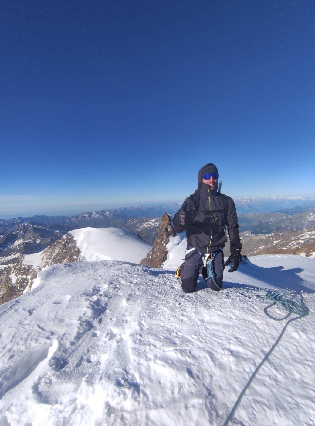 Alpinisme, sur un sommet enneigé
