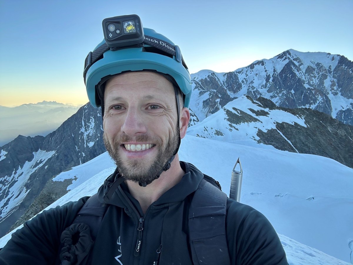 Nicolas Vernaz en montagne, casque et piolet