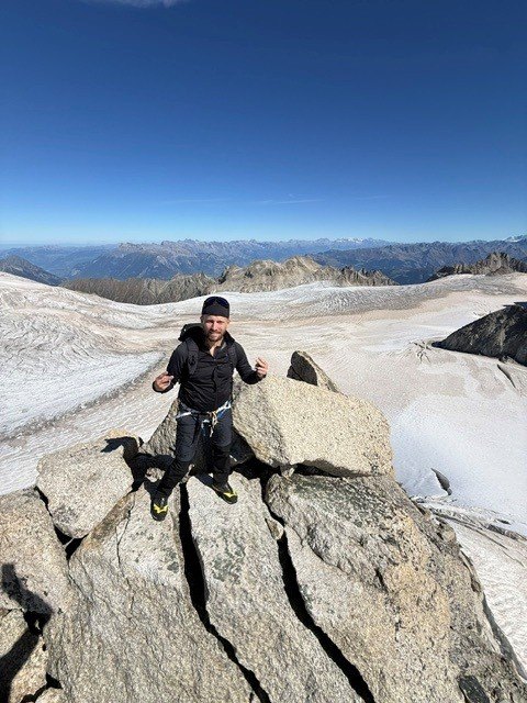 Nicolas Vernaz sur un sommet rocheux au-dessus d’un glacier